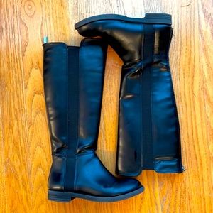 Girls size 12 Steve Madden knee high boots, in good condition.